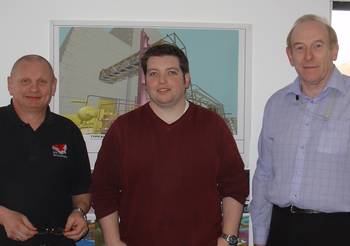 Von links: CELs Brendan Lewis, Jamie Gower und Dave Latchem vor einer isometrischen M4 PLANT 3D-Ansicht einer sekundären Biotechnik-Anlage