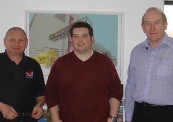 Von links: CELs Brendan Lewis, Jamie Gower und Dave Latchem vor einer isometrischen M4 PLANT 3D-Ansicht einer sekundären Biotechnik-Anlage