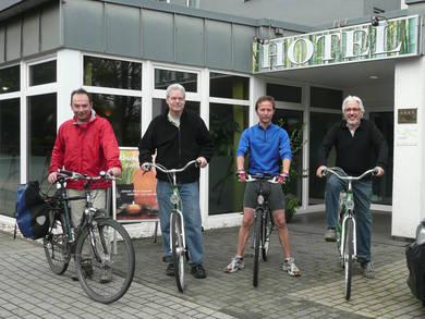 CAD Schroer Mitarbeiter aus Deutschland, Frankreich und den USA biken für Bildung in Afrika